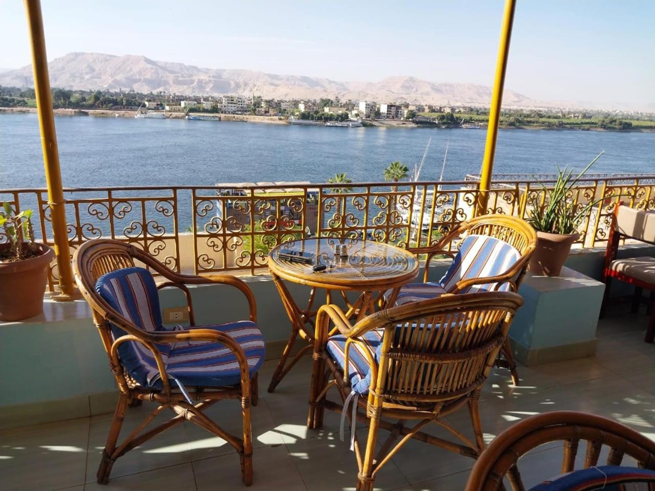 Merry Land Hotel & Roof Top Nile Restaurant Luxor Exteriör bild