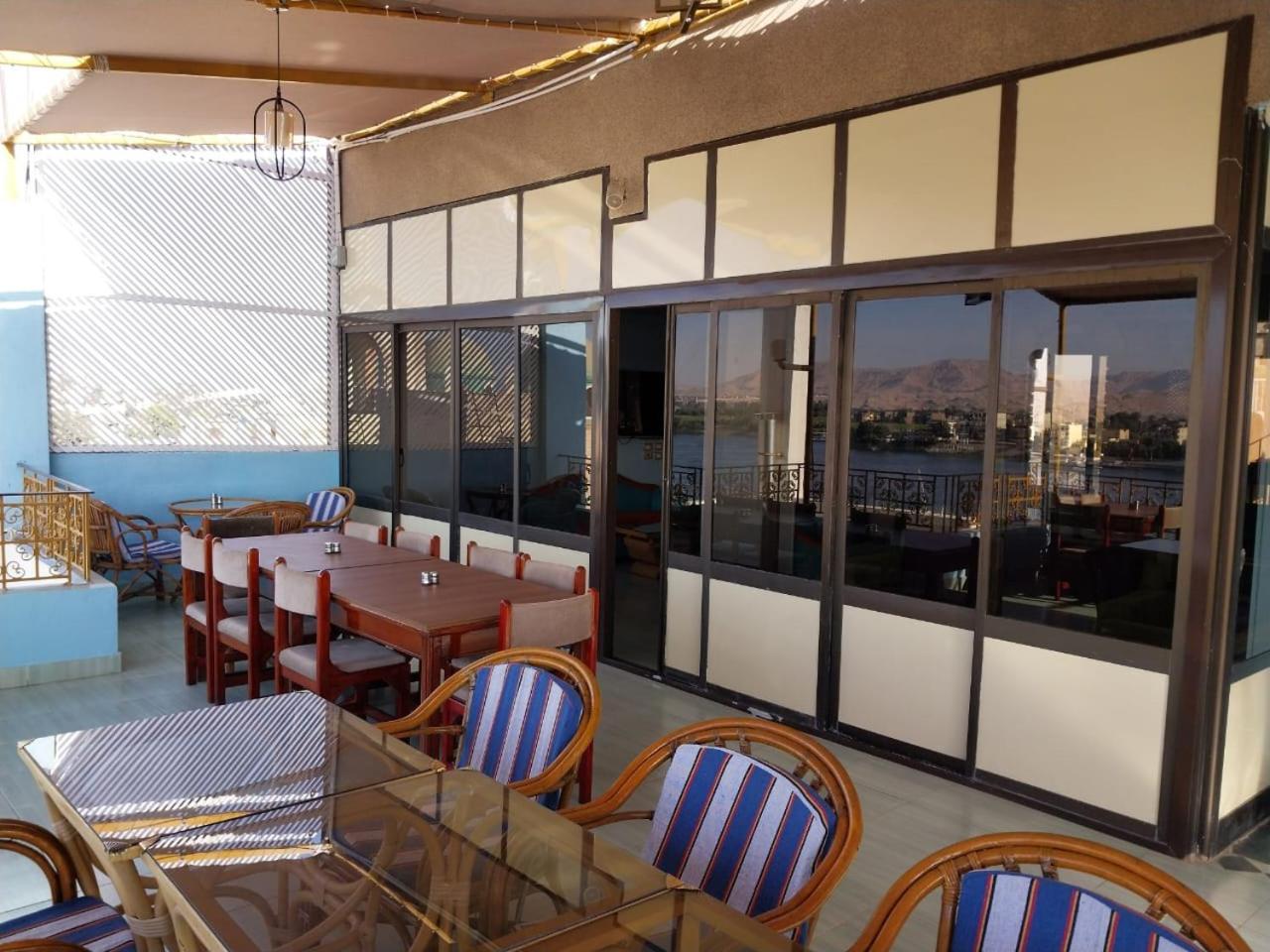 Merry Land Hotel & Roof Top Nile Restaurant Luxor Exteriör bild