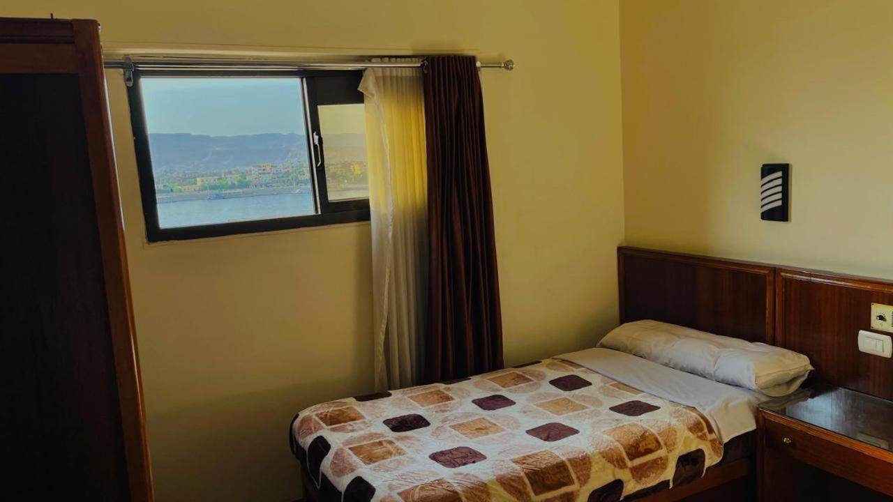Merry Land Hotel & Roof Top Nile Restaurant Luxor Exteriör bild
