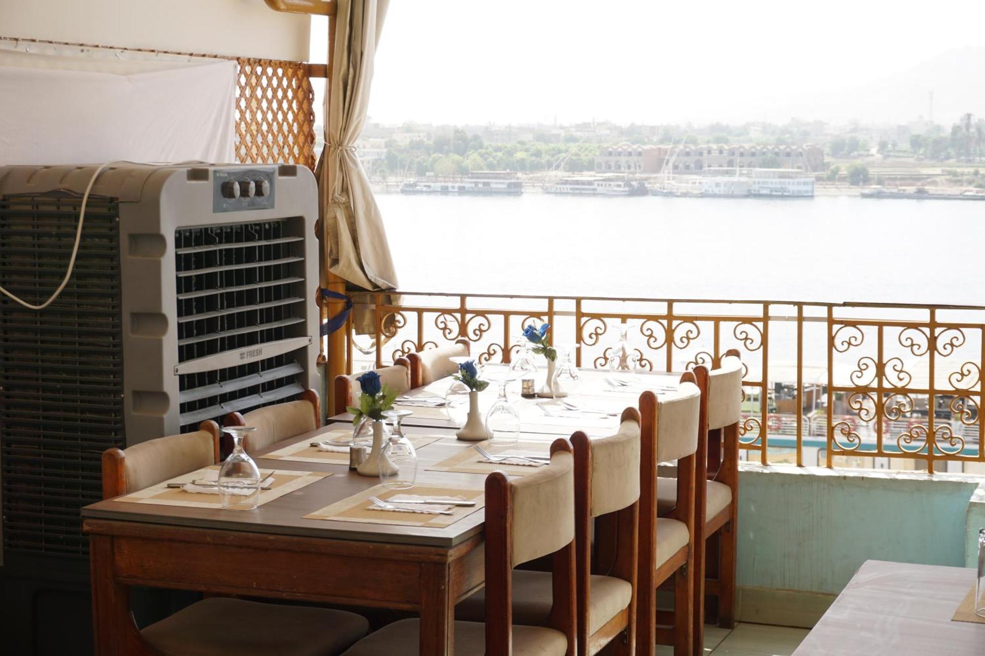 Merry Land Hotel & Roof Top Nile Restaurant Luxor Exteriör bild