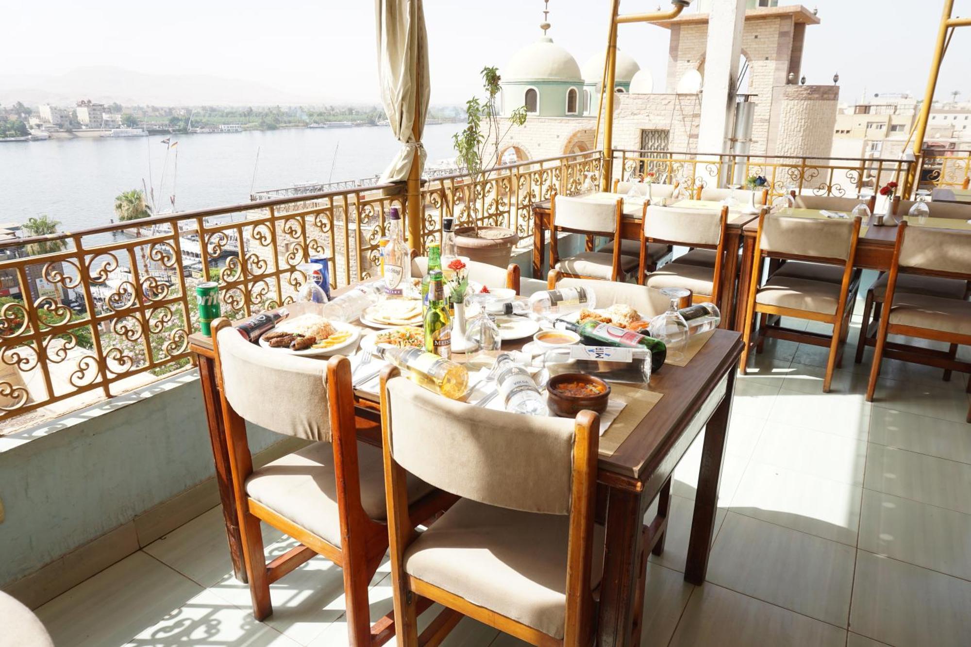 Merry Land Hotel & Roof Top Nile Restaurant Luxor Exteriör bild