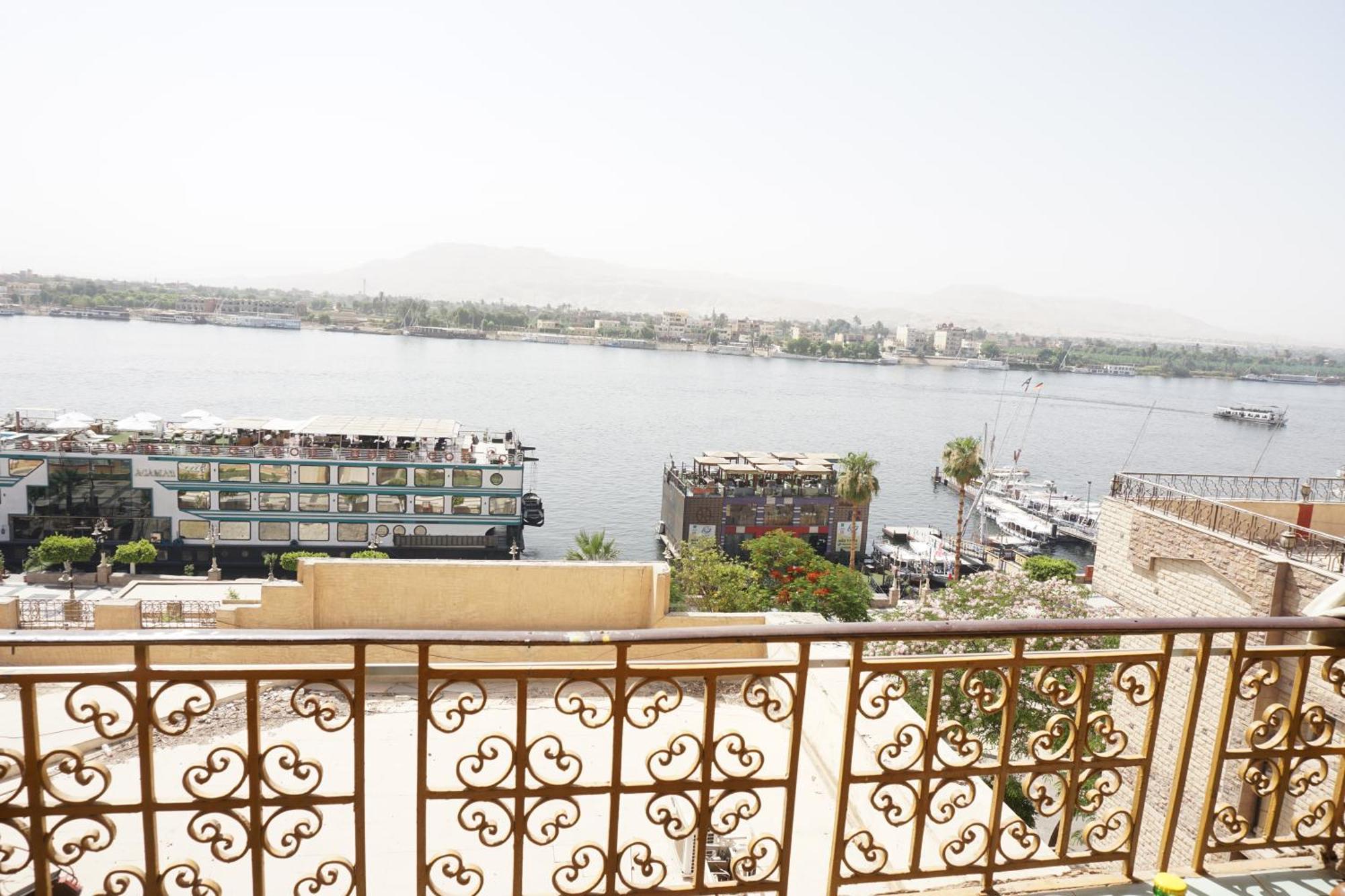 Merry Land Hotel & Roof Top Nile Restaurant Luxor Exteriör bild