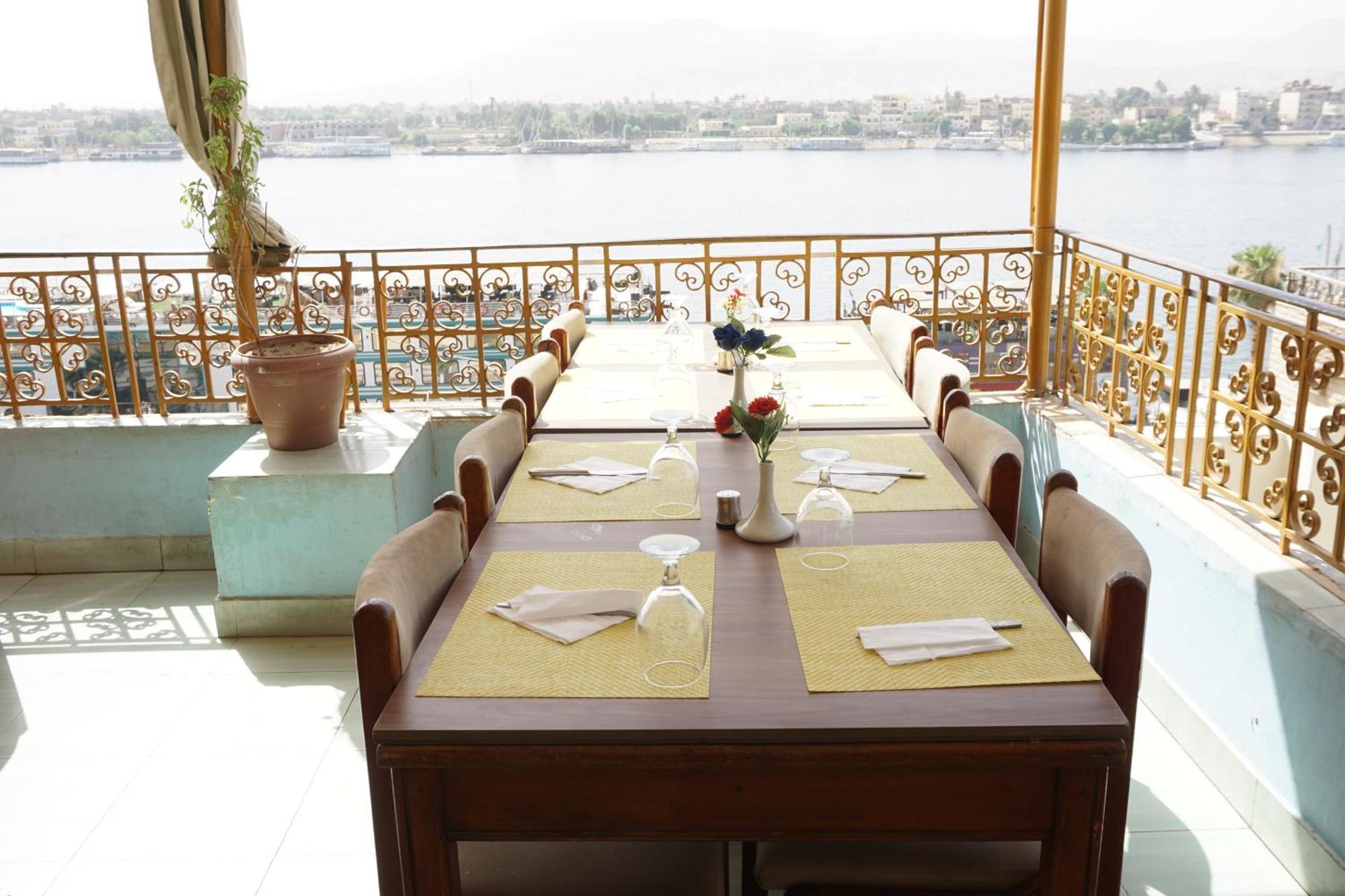 Merry Land Hotel & Roof Top Nile Restaurant Luxor Exteriör bild